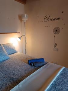 卢卡Casa Garibaldi的一间卧室配有一张带灯和墙上花卉的床。