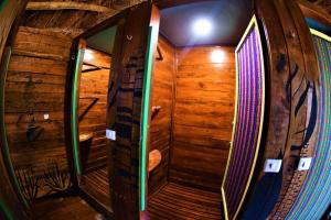 奥尔沃克斯岛Kin Hostal and Camping的镜子间的木制电梯
