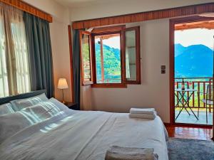 美特索文Majestic Vista Residence的一间卧室设有一张床和美景窗户。