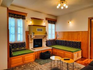 美特索文Majestic Vista Residence的客厅设有长椅和壁炉