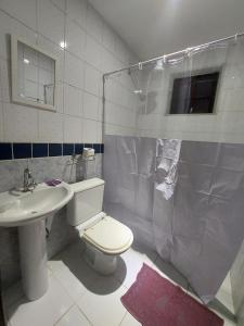 伊皮亚巴斯La Remonta Residence的浴室配有卫生间、盥洗盆和淋浴。