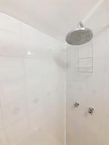 维纳德马Hotel Bianca Boutique的带淋浴喷头的浴室