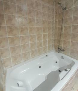 维纳德马Hotel Bianca Boutique的瓷砖浴室设有白色浴缸。