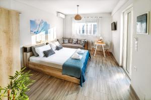 海若克利欧Holiday House Heraklion & Roof Garden的一间卧室配有一张大床和一张沙发