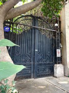 墨西哥城Maison du comte的大楼里的一个大型黑色金属门