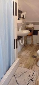 比哈奇Holiday Home Casa Rondo的浴室配有淋浴帘和盥洗盆。