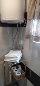 比哈奇Holiday Home Casa Rondo的浴室里毛巾架和一束毛巾