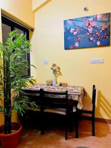 Arossim-CansaulimReev's Homestay: Luxury 2 Bedroom apartment的桌子和植物的房间的桌子