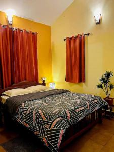 Arossim-CansaulimReev's Homestay: Luxury 2 Bedroom apartment的一间卧室配有床和红色窗帘