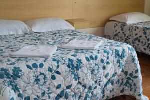 库里提巴HOTEL TROPICAL的床上有两条毛巾