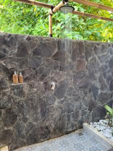 吉利阿尔吉利玛蒂基酒店的院子里设有带淋浴的石墙