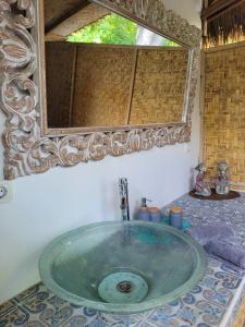 吉利阿尔吉利玛蒂基酒店的浴室水槽和上面的大镜子