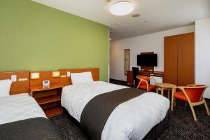 熊本熊本东急REI酒店的酒店客房设有两张床和电视。