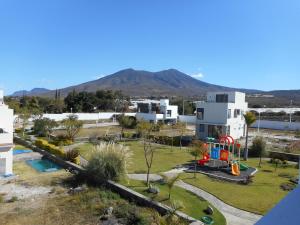 San Cristóbal ZapotitlánHermosa Casa en Orilla del lago -Zona de villedos-的享有公园和游乐场的景色