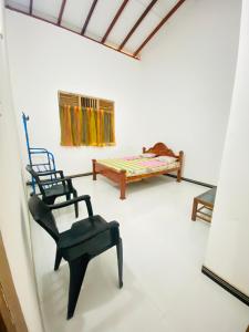 WariyapolaSAKURA Guest House tourist only的客厅配有椅子和床