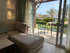 沙姆沙伊赫Hotel studio的带沙发的客厅和带桌子的庭院。