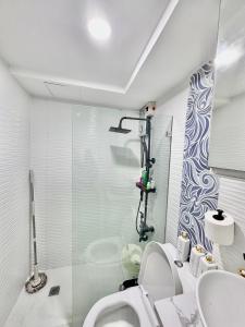 曼达维市Queen Size Studio in Cebu City的带淋浴、盥洗盆和卫生间的浴室
