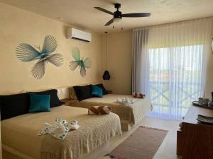奥尔沃克斯岛sunsteps dragonfly room的一间卧室配有两张床和吊扇