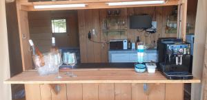 伊穆尼Larah Land 4 Star Glamping Yala Lodge plus kids lodge的厨房里木台,上面放有酒杯