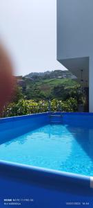 卡马拉-德洛布什D Henriques House的享有山丘景致的蓝色游泳池
