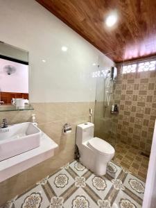 波来古市SORA HOMESTAY的一间带卫生间和水槽的浴室