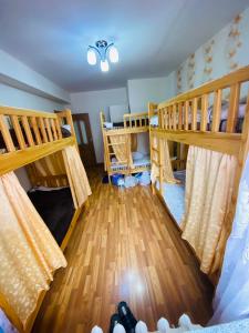 乌兰巴托Adventure Riders Mongolia的铺有木地板的客房内配有两张双层床。
