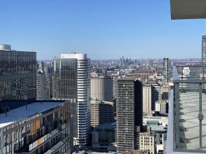 多伦多Boutique Penthouse-Live in the SKY with Amazing Lakeview! Downtown Toronto!B的享有城市天际线和高楼的景色