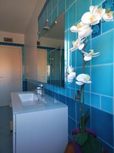 ElmasA un passo da... B&B的蓝色瓷砖浴室设有水槽和镜子