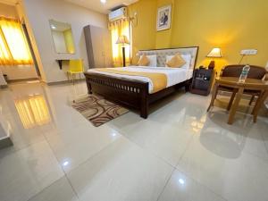 商沙巴Hotel Prime Classic的一间大卧室,配有一张床铺和一张桌子