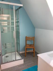Poullan-sur-MerGîte de Kermoal-location de vacances的带淋浴的浴室和木椅
