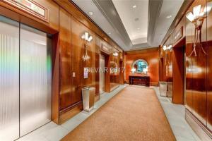 拉斯维加斯MGM Signature PH 30th floor Deluxe Studio apartment Strip Facing with Balcony的走廊上设有更衣室,铺有地毯