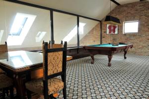 希克洛什Hotel Castello & Thermal Spa Siklós的带台球桌的客房,位于带窗户的房间内