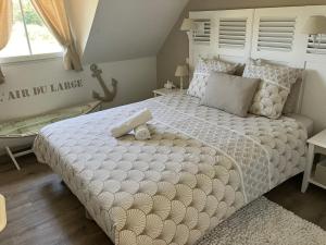 洛克马里亚Retour de plage的一间卧室配有一张带白色床罩的大床