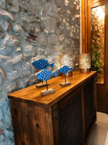 莱斯卡拉Taverna de la Sal Boutique Hotel的上面有两只蓝色花瓶的桌子