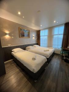 阿姆斯特丹Orange Tulip Hotel的一间卧室,配有三张床