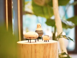 花莲市路境行旅-花莲大同馆的木桩顶上的两只玩具鸟
