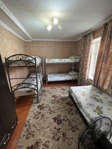 奥什Lovely home的卧室配有两张双层床和地毯。