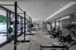 墨尔本Samma Flagstaff Luxury Apartments的一间健身房,里面配有数台跑步机和机器