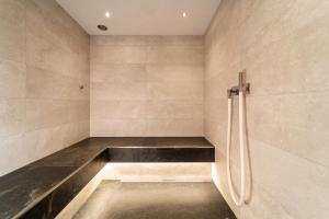 尚佩克斯度冰川酒店的一间带长凳和淋浴的浴室