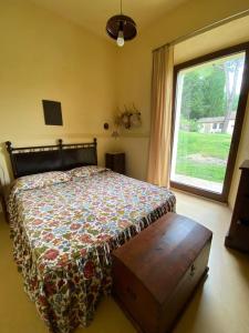 巴尼圣菲利波Podere San Biagio的一间卧室设有一张床和一个大窗户