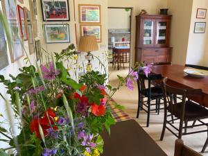 巴尼圣菲利波Podere San Biagio的用餐室,配有鲜花桌