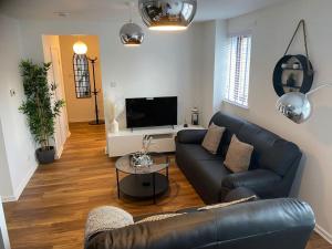 格拉斯哥Perfectly situated luxury 2 bedroom apartment的带沙发和电视的客厅