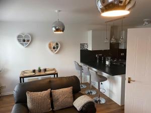 格拉斯哥Perfectly situated luxury 2 bedroom apartment的带沙发的客厅和厨房