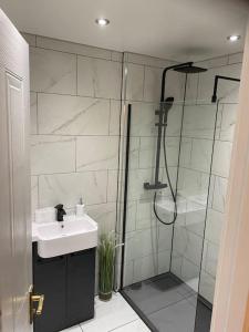 格拉斯哥Perfectly situated luxury 2 bedroom apartment的一间带水槽和淋浴的浴室