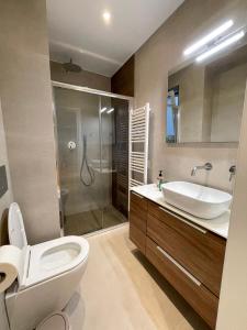 雅典Iris的浴室配有卫生间、盥洗盆和淋浴。