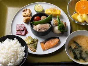 京都La'gent Hotel Kyoto Nijo的饭和不同种类食物的盘子