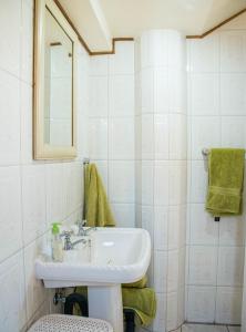 伊登维尔Stay @ Honeytree的白色的浴室设有水槽和镜子