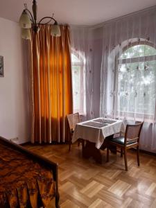 叶尔加瓦Spacious rooms in peaceful Jelgava area的一间带桌椅和窗户的用餐室