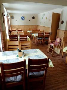 小莫拉夫卡Penzion Lukáš的一间用餐室,内设桌椅
