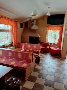 小莫拉夫卡Penzion Lukáš的客厅配有红色椅子和沙发